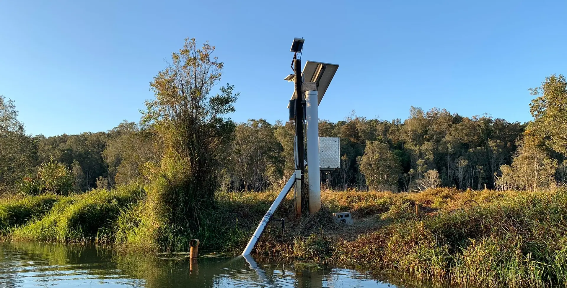 Automated river-bank water-quality monitoring station